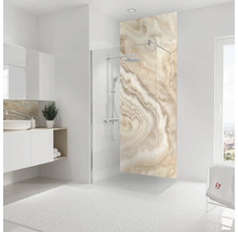 Helles Badezimmer mit Duschkabine und Marmorwand