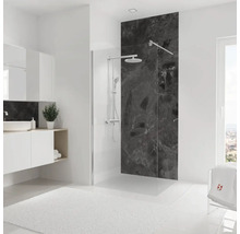 Modernes Badezimmer mit ebenerdiger Dusche, Waschtisch und Handtüchern