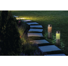 Beleuchteter Garten mit Solarleuchten entlang eines Steinpfads