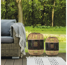 Zwei dekorative Bambuslaternen auf einer Terrasse