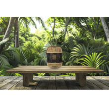 Dekorative Bambuslaterne auf einem Holztisch vor Dschungelhintergrund