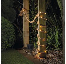Solarleuchte im Garten mit Seil und LED-Lichtern um einen Holzpfosten gewickelt