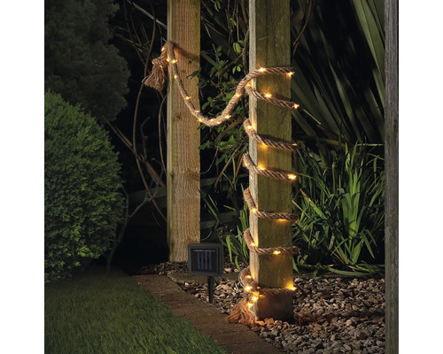 Solarleuchte im Garten mit Seil und LED-Lichtern um einen Holzpfosten gewickelt