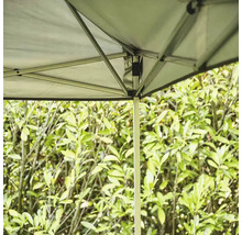 Detailansicht eines Pavillons mit Metallrahmen und Stoffdach