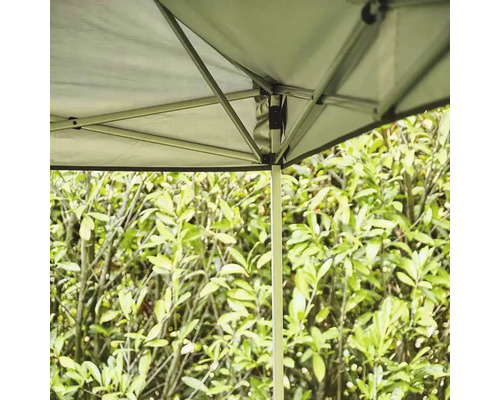 Detailansicht eines Pavillons mit Metallrahmen und Stoffdach