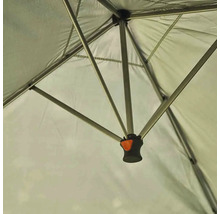 Innenansicht eines Sonnenschirms mit Metallgestänge und Stoffbespannung