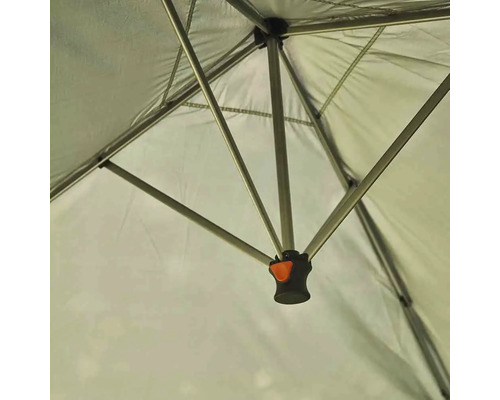 Innenansicht eines Sonnenschirms mit Metallgestänge und Stoffbespannung