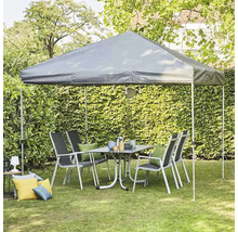 Gartenmöbel unter einem Pavillon auf einer Rasenfläche