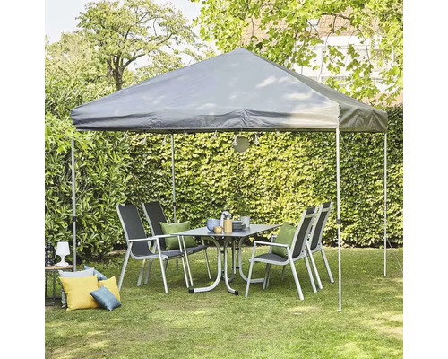 Gartenmöbel unter einem Pavillon auf einer Rasenfläche