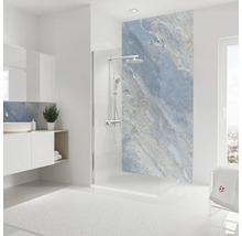 Badezimmer mit Dusche, Waschbecken und Spiegel in hellem Design