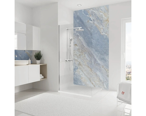 Badezimmer mit Dusche, Waschbecken und Spiegel in hellem Design