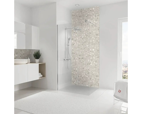 Badezimmer mit Dusche, Waschtisch und Spiegel in hellem Design