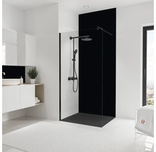 Badezimmer mit Duschkabine, Waschtisch und Spiegel