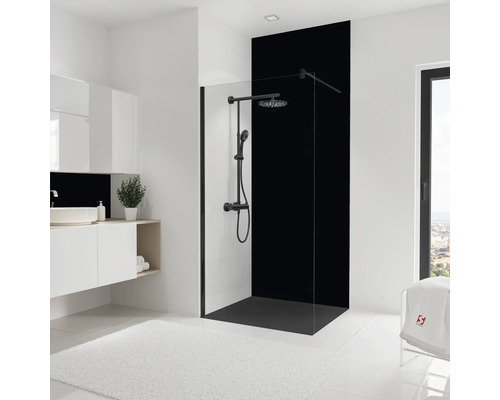 Badezimmer mit Duschkabine, Waschtisch und Spiegel