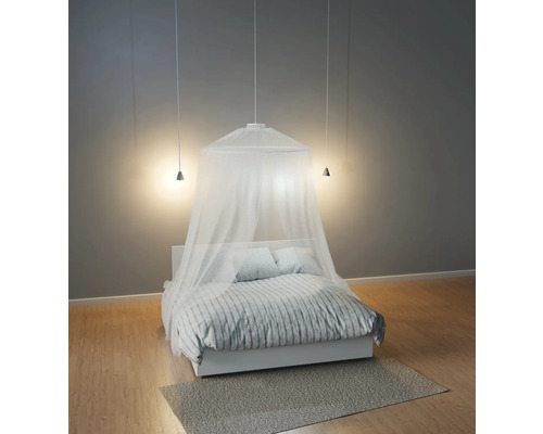 Schlafzimmer mit Himmelbett und Moskitonetz