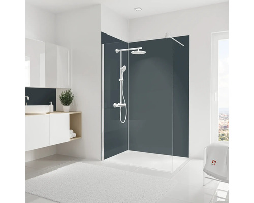 Modernes Badezimmer mit Dusche, Waschbecken und Badteppich