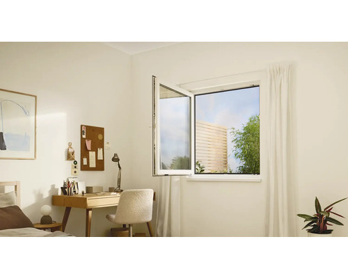 Helles Zimmer mit Kippfenster, Schreibtisch und Dekoration