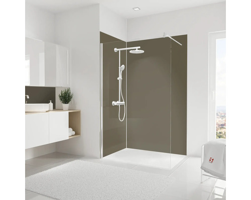 Modernes Badezimmer mit Duschabtrennung, Waschtisch und weichem Teppich