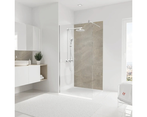 Badezimmer mit Duschabtrennung aus Glas, Waschbeckenunterschrank und Handtuch