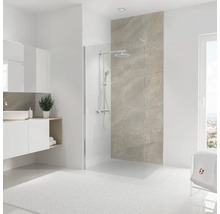 Helles Badezimmer mit ebenerdiger Dusche, Waschbecken und Spiegel