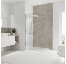 Helles Badezimmer mit Duschabtrennung, Waschbeckenunterschrank und weißem Teppich