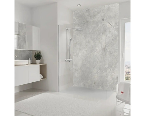 Helles Badezimmer mit Dusche, Waschtisch und Spiegel