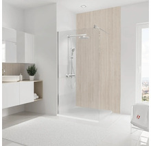 Helles Badezimmer mit Duschabtrennung, Waschtisch und Badteppich