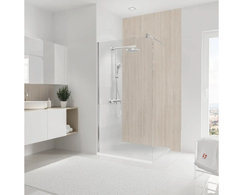 Helles Badezimmer mit Duschabtrennung, Waschtisch und Badteppich