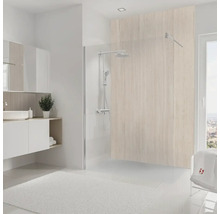 Badezimmer mit Dusche, Waschbecken und Spiegel