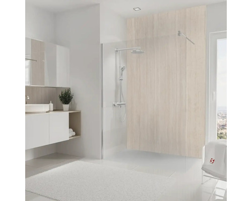 Badezimmer mit Dusche, Waschbecken und Spiegel