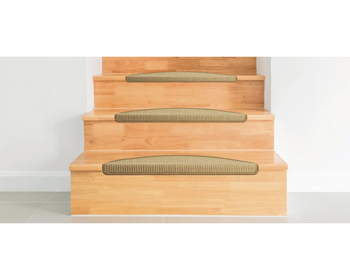 Holztreppe mit Teppichstufenmatten