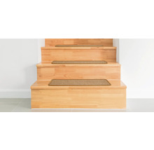 Holztreppe mit Teppichstufenmatten