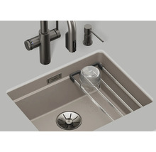 Spüle mit Wasserhahn, Spülmittelspender und Abtropfgestell im Spülbecken