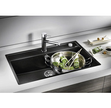 Schwarze Küchenspüle mit Wasserhahn und Dampfgarer