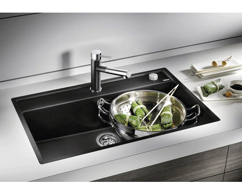 Schwarze Küchenspüle mit Wasserhahn und Dampfgarer