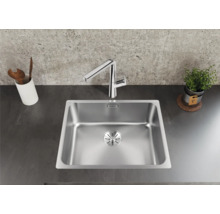 Spüle aus Edelstahl mit Armatur auf einer Küchentheke.