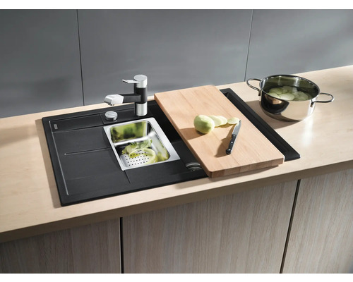 Küchenspüle mit Abtropfbecken, Wasserhahn, Schneidebrett und Topf