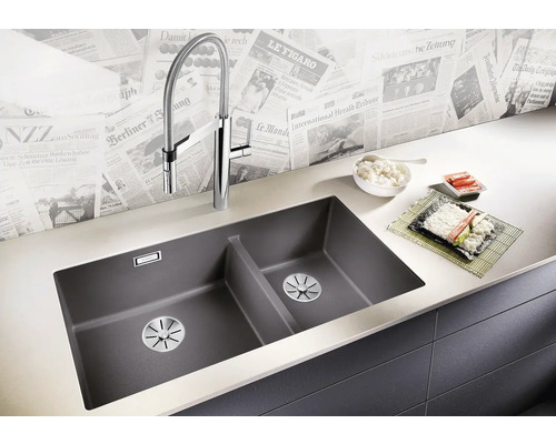 Küchenszene mit Spüle, Wasserhahn und Sushi-Zutaten auf einer Arbeitsplatte