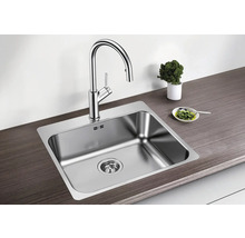 Edelstahlspüle mit Wasserhahn auf einer Arbeitsplatte