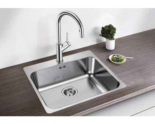 Edelstahlspüle mit Wasserhahn auf einer Arbeitsplatte