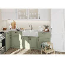 Küchenszene mit Spüle, Armatur, Küchenwaage und Küchenutensilien vor Unterschränken in Landhausoptik