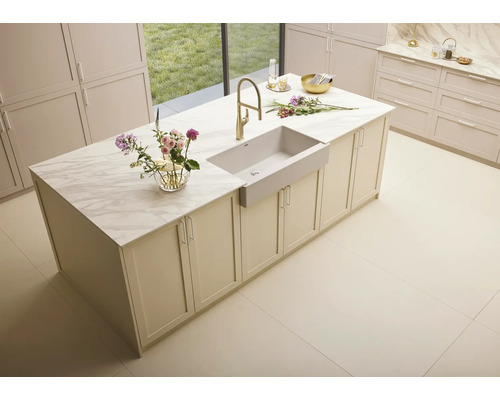 Kücheninsel mit Spüle, Armatur und Marmorplatte in einem hellen Raum