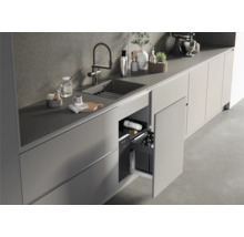 Küchenszene mit Spüle, Armatur und ausziehbarem Unterschrank