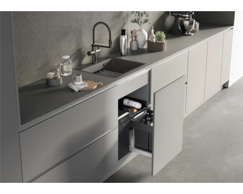 Küchenszene mit Spüle, Armatur und ausziehbarem Unterschrank