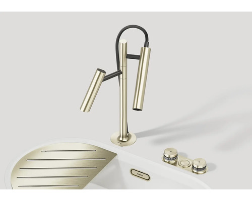 Küchenarmatur und Spüle mit Abtropffläche