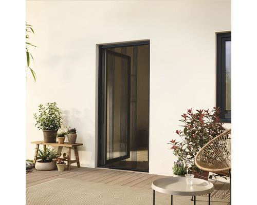 Außenansicht einer geöffneten Insektenschutztür in einem Wohnbereich