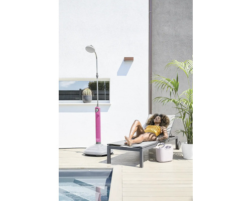 Szene mit Frau auf einer Sonnenliege neben einer Gartendusche und einem Pool