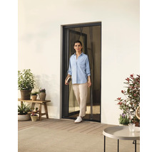 Frau geht durch eine Tür mit Insektenschutzgitter auf eine Terrasse mit Pflanzen