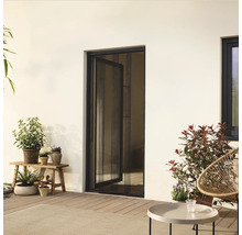 Außenansicht einer geöffneten Insektenschutztür in einem Wohnbereich