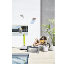 Garten mit Frau auf einer Liege, einer Dusche und einem Pool